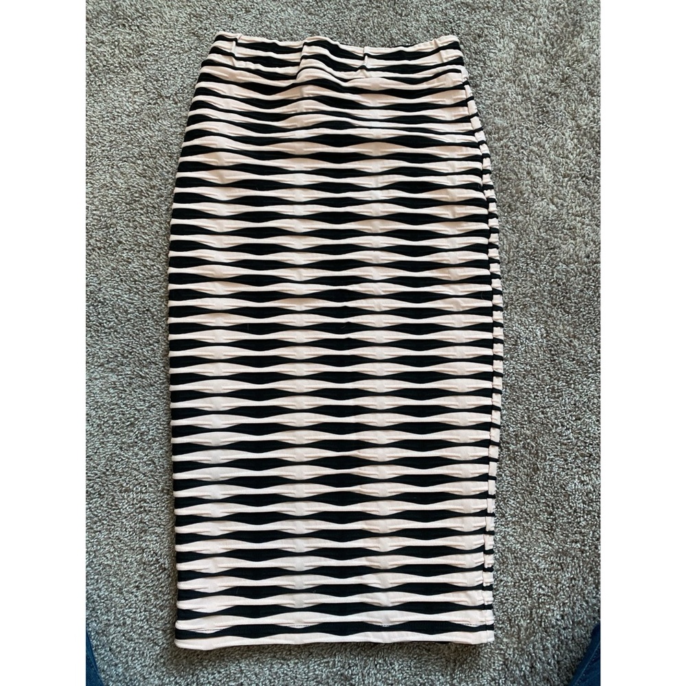 ~*Beautiful ribbed striped pencil skirt